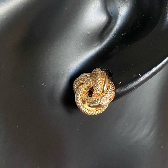 18K Gold Earrings. - Picture 3 of 4